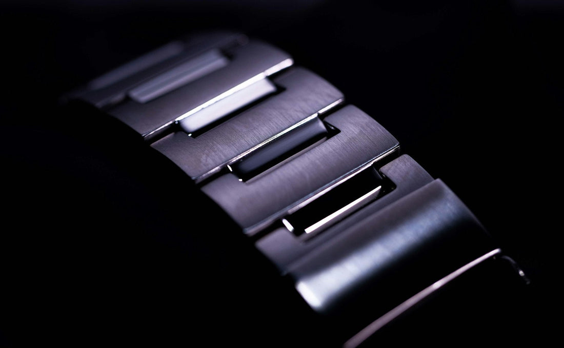 Brazalete de acero inoxidable de un reloj, con acabado cepillado y pulido