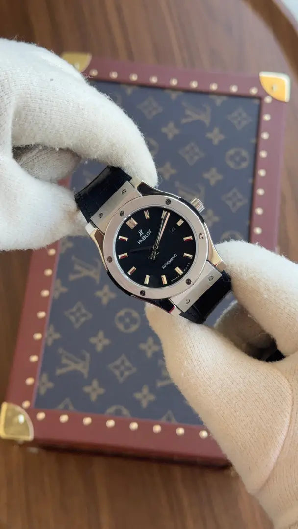 Detalle de esfera negra y manecillas doradas reloj Kronos Classic Fusion