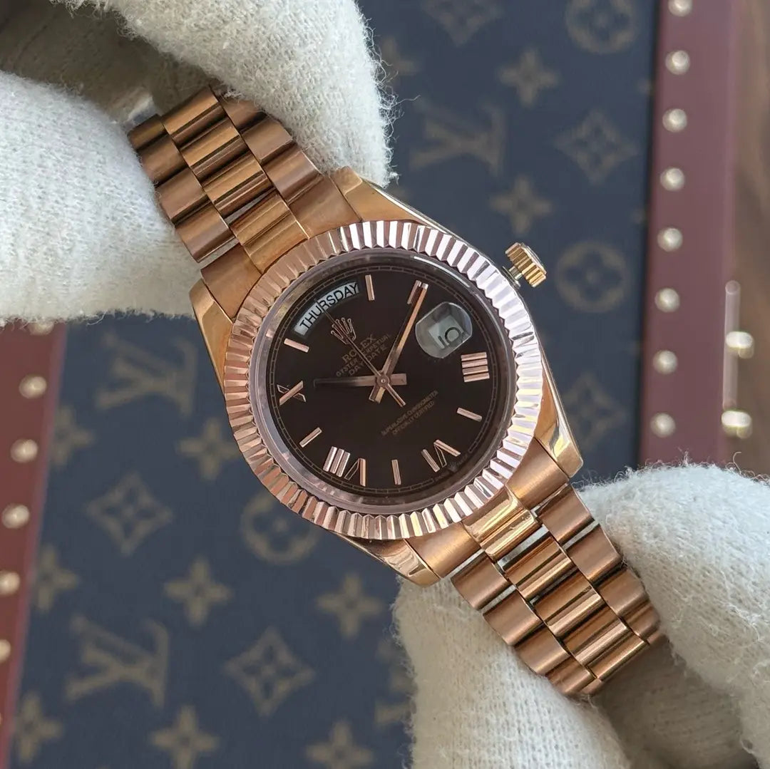 Detalle dial chocolate Day-Date oro rosa Everose Kronos reloj de lujo accesible