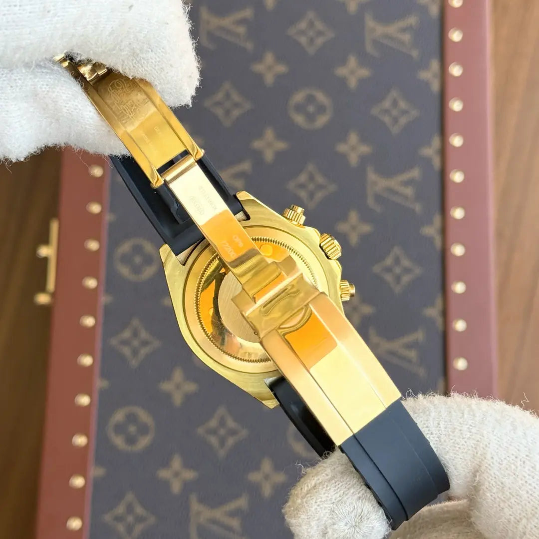 Detalle dial amarillo Daytona Pikachu oro inspirado Kronos Relojes
