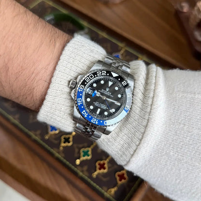 Detalle de la esfera negra y bisel bicolor GMT-Master II Batgirl Kronos Relojes