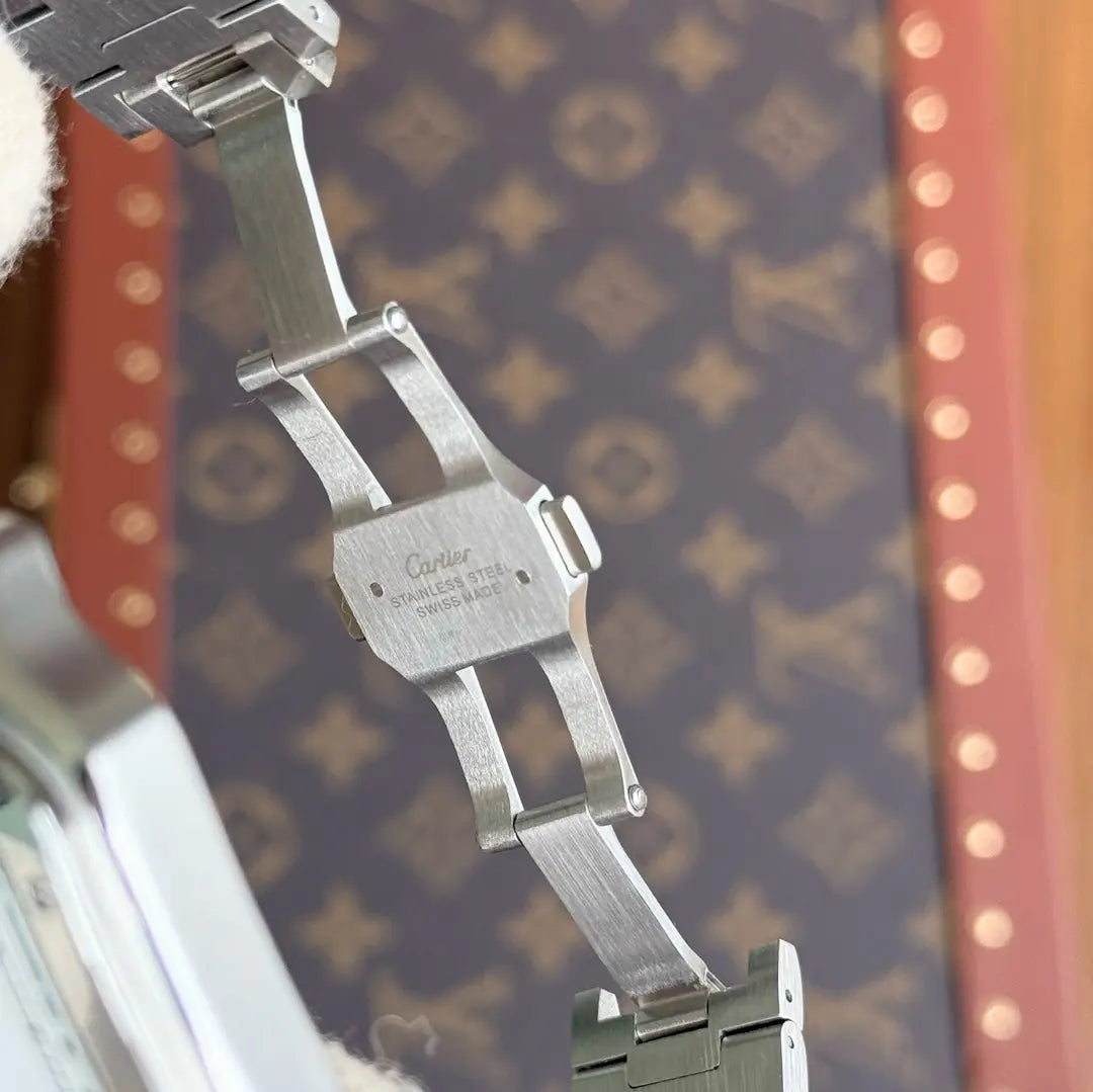 Reloj de lujo accesible Santos Steel White de Kronos