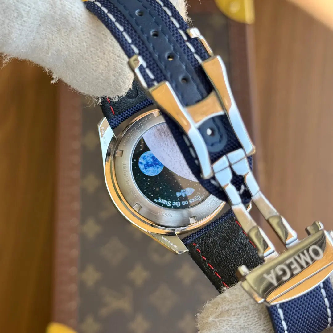 Speedmaster Snoopy Kronos Relojes vista lateral movimiento suizo