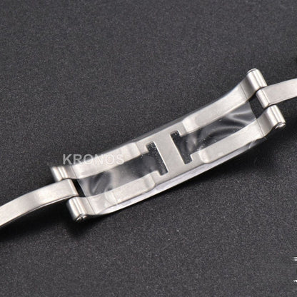 Tank Must Large 33.7mmx25.5mm White Dial Ronda Quartz - Authentic Movement